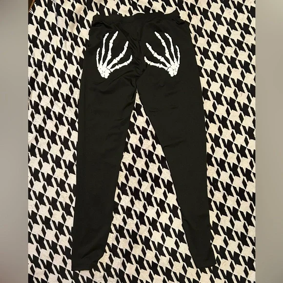 Black Skull Print Ripped Leggings - Picture 4 of 8